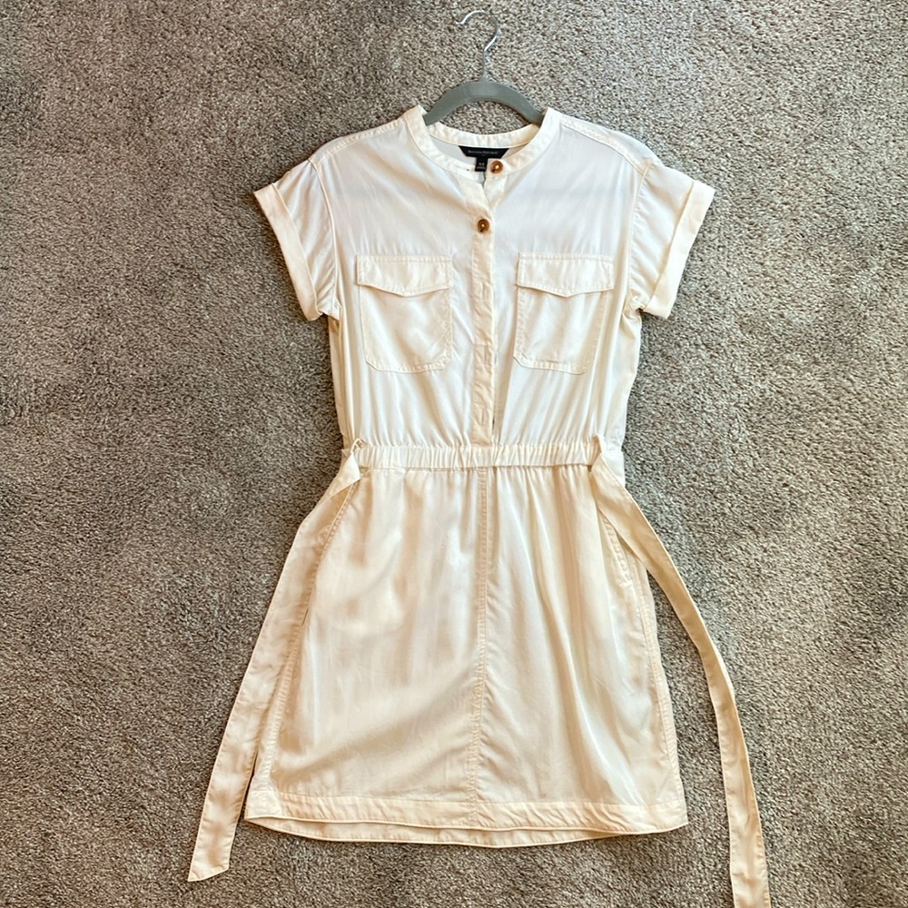 Banana Republic Cream Short-Sleeved Dress w/belt. Size XS.